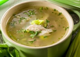 طريقة عمل شوربة الدجاج بالكراث