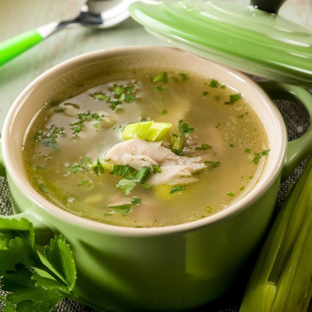 طريقة عمل شوربة الدجاج بالكراث