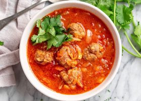 طريقة عمل شوربة كرات اللحم بالطماطم