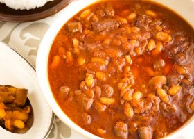 طريقة عمل فاصوليا بيضاء بالسجق والصلصة