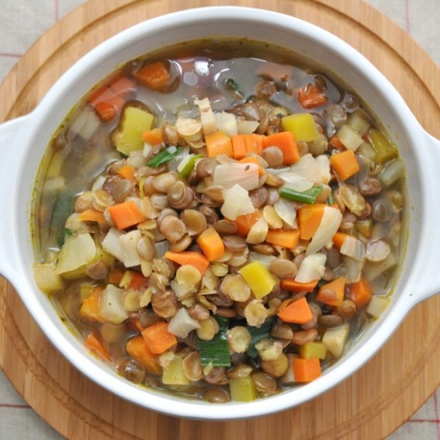 طريقة عمل شوربة العدس البني بالبطاطس