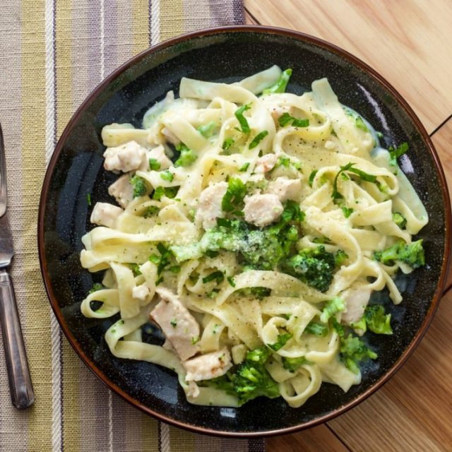 طريقة عمل فيتوتشيني بالبروكلي والكريمة