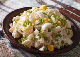 طريقة عمل سلطة البطاطس مع البيض المسلوق