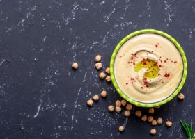 طريقة عمل سلطة الحمص والزبادي