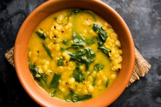 طريقة عمل شوربة عدس بالسلق والليمون