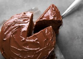 طريقة عمل كيك بصوص الشوكولاتة الكريمي