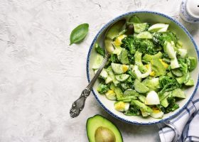 طريقة عمل سلطة الأفوكادو والبروكولي والبيض