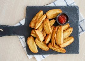 طريقة عمل البطاطس المحمرة بالدقيق