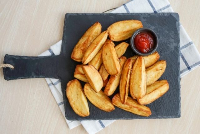 طريقة عمل البطاطس المحمرة بالدقيق