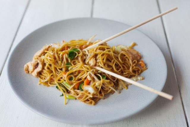 طريقة عمل مكرونة صينية مع الدجاج