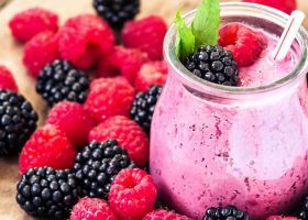 طريقة عمل عصير التوت المشكل للمناعة