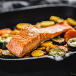 طريقة عمل سلمون مشوي بالخضار