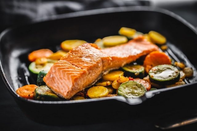 طريقة عمل سلمون مشوي بالخضار