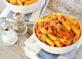 طريقة عمل صينية مكرونة بالتونة والخضار