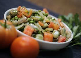 طريقة عمل سلطة الفول الأخضر بدبس الرمان