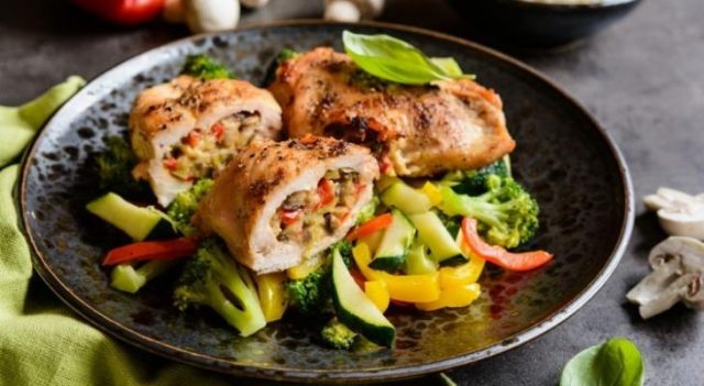 طريقة عمل رولات الدجاج المحشية بالخضار والجبن