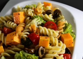 طريقة عمل سلطة مكرونة بالبروكلي للرجيم