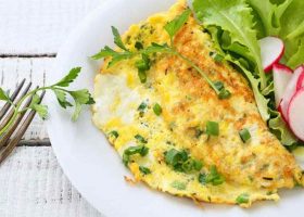 طريقة عمل عجة بياض البيض بالخضار للرجيم