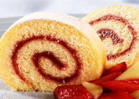 طريقة عمل سويسرول بمربى الفراولة