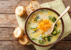 طريقة عمل شوربة البروكلي بجبن الشيدر الأحمر