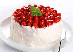 طريقة عمل كيك عيد الأم بالفراولة