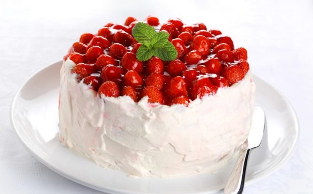 طريقة عمل كيك عيد الأم بالفراولة