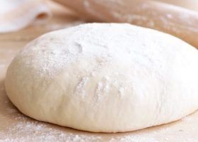 طريقة عمل عجينة البيتزا باللبن