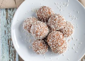 طريقة عمل كرات البسكويت بالحليب المكثف