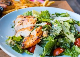 طريقة عمل سلطة الدجاج بجبن البارميزان للسحور