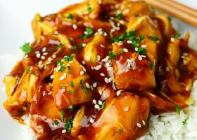 طريقة عمل صدور الدجاج بصلصة العسل والثوم