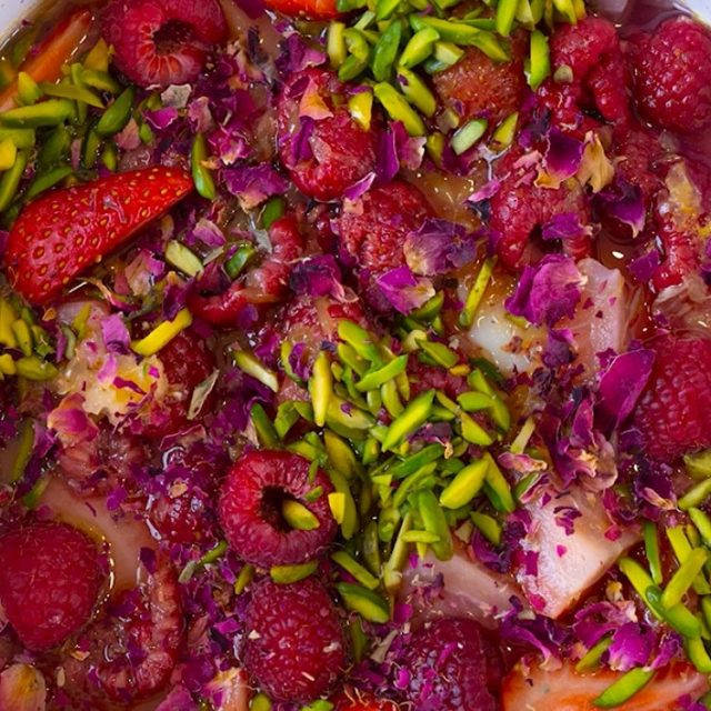 طريقة عمل مهلبية بالفواكة والورد