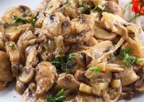 طريقة عمل فطر مقلي مع البصل