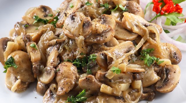 طريقة عمل فطر مقلي مع البصل