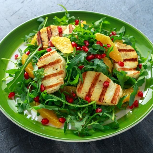 طريقة عمل سلطة جبن الحلوم بالعسل للرجيم