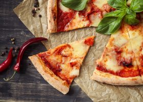 طريقة عمل بيتزا الطاسة بالخضار