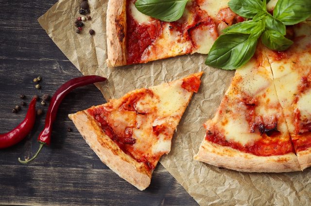 طريقة عمل بيتزا الطاسة بالخضار