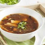 طريقة عمل شوربة الفطر والتوفو الآسيوية