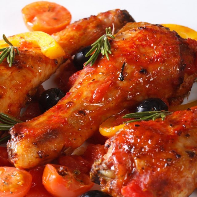 طريقة عمل دجاج مشوي بالبابريكا والزيتون