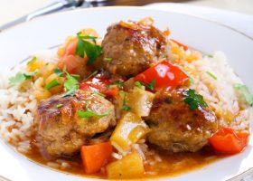 طريقة عمل كرات اللحم بصوص الأناناس