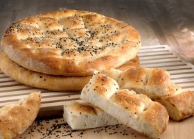 طريقة عمل خبز رمضان بالسمسم وحبة البركة