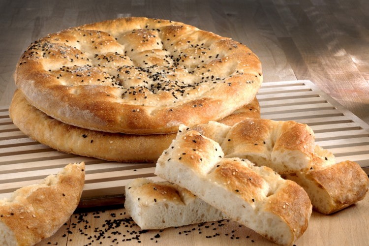 طريقة عمل خبز رمضان بالسمسم وحبة البركة