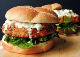 طريقة عمل برجر بافلو الدجاج بصوص البلوتشيز