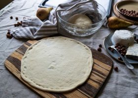 طريقة عمل عجينة البيتزا في عشر دقائق