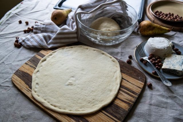 طريقة عمل عجينة البيتزا في عشر دقائق