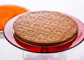 طريقة عمل بسبوسة التمر بالقرفة