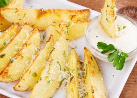 طريقة عمل بطاطس محمرة بجبن البارميزان