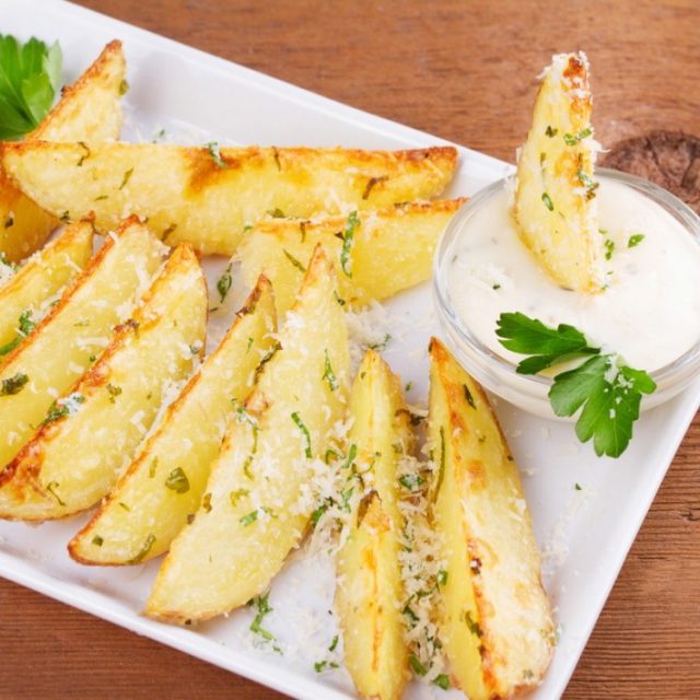 طريقة عمل بطاطس محمرة بجبن البارميزان