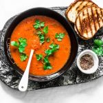طريقة عمل شوربة الطماطم المشوية مع الأعشاب
