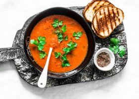 طريقة عمل شوربة الطماطم المشوية مع الأعشاب