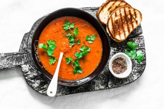 طريقة عمل شوربة الطماطم المشوية مع الأعشاب